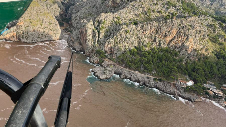 Una excursionista británica de 26 años ha muerto y un hombre de 32 años que la acompañaba se encuentra desaparecido en la zona del Torrent de Pareis a consecuencia de las fuertes tormentas de lluvia y viento que este martes se registraron en la Serra de Tramuntana y otras áreas de Mallorca. EFE/ Guardia Civil