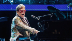 Elton John se recupera tras una grave infección ocular que provocó «visión limitada» en un ojo