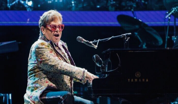 Elton John se presenta durante la gira Farewell Yellow Brick Road Tour en el Smoothie King Center de Nueva Orleans, Luisiana, el 19 de enero de 2022. (Erika Goldring/Getty Images)
