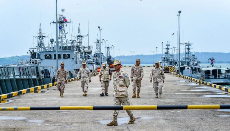 Miembros de la marina camboyana caminan por un embarcadero en la base naval de Ream, en la provincia camboyana de Sihanoukville, el 26 de julio de 2019. (Tang Chhin Sothy/AFP vía Getty Images)