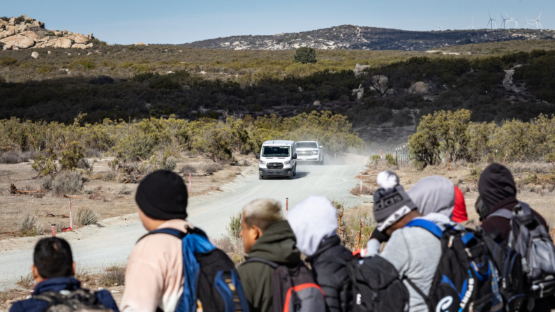 Las ONG transportan alimentos a migrantes en Jacumba, California, el 10 de enero de 2024. (John Fredricks/The Epoch Times)