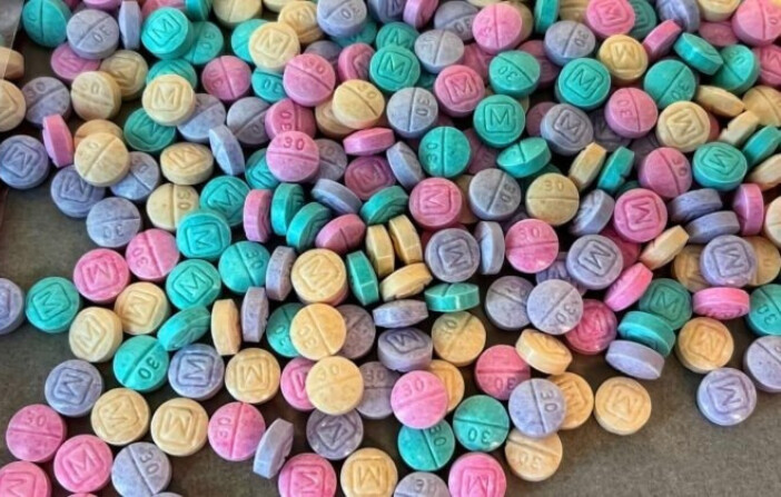 Pastillas falsificadas de oxicodona M30 de colores brillantes. (Cortesía de la U.S. Drug Enforcement Administration). 
