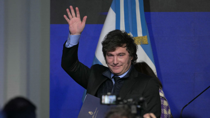 El presidente argentino, Javier Milei, saluda después de pronunciar un discurso durante la conferencia Americas Society/Consejo de las Américas en Buenos Aires (Argentina) el 14 de agosto de 2024. (Juan Mabromata/AFP vía Getty Images)