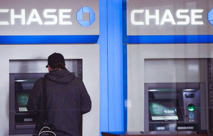 Un cliente utiliza un cajero automático de Chase Bank en Chicago el 17 de marzo de 2011. (Scott Olson/Getty Images). 
