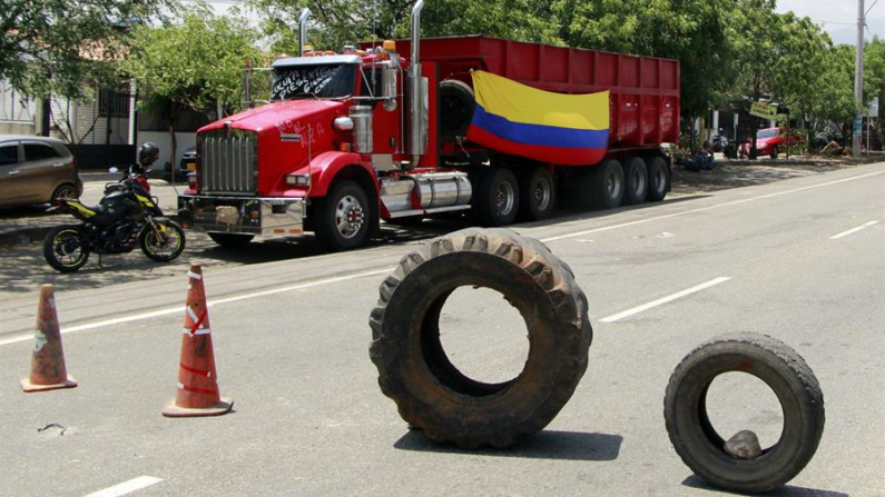 Fotografía del 3 de septiembre de 2024 de un camión con la bandera de Colombia está estacionado en una vía bloqueada. EFE/ Mario Caicedo
