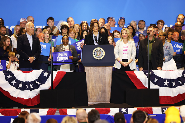 La candidata presidencial demócrata, la vicepresidenta Kamala Harris, habla durante un acto de campaña en el sindicato IBEW Local Union #5 en Pittsburgh, Pensilvania, el 2 de septiembre de 2024. (Michael M. Santiago/Getty Images)