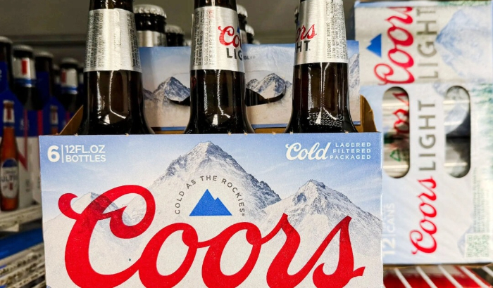 La cerveza Coors se exhibe en el estante de una tienda en San Rafael, California, el 13 de febrero de 2024. (Justin Sullivan/Getty Images)