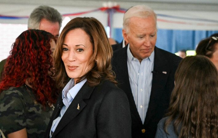 La vicepresidenta y candidata presidencial demócrata Kamala Harris y el presidente Joe Biden se reúnen con miembros del sindicato local y sus familias en la Hermandad Internacional de Trabajadores Eléctricos Local 9, en Pittsburgh, el 2 de septiembre de 2024. (Andrew Caballero-Reynolds/AFP vía Getty Images)