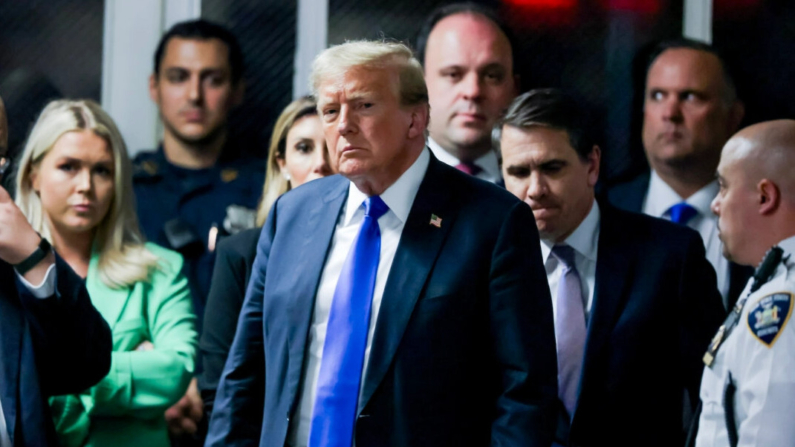 El expresidente Donald Trump sale de la sala tras ser declarado culpable de los 34 cargos en su juicio por el llamado «dinero del silencio» en la Corte Penal de Manhattan en Nueva York el 30 de mayo de 2024. (Justin Lane-Pool/Getty Images)