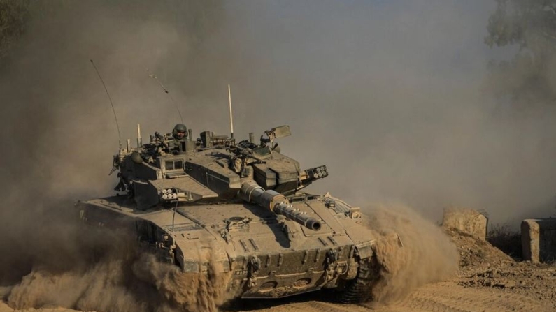 Un tanque israelí cerca de la frontera entre Israel y Gaza, visto desde el sur de Israel, el 14 de julio de 2024. (Tsafrir Abayov/Foto AP)