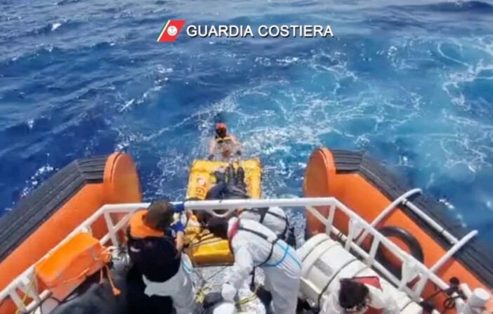 Los miembros de la guardia costera rescatan a los siete supervivientes de un barco que partió de Libia hace unos días, con 28 personas a bordo y naufragó cerca de la isla siciliana de Lampedusa, Italia, el 4 de septiembre de 2024, en esta captura de pantalla de un vídeo. (Guardia Costiera/Handout via Reuters)
