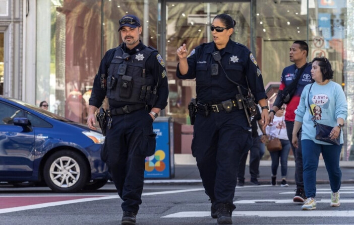 Agentes del Departamento de Policía de San Francisco patrullan Union Square en San Francisco el 1 de septiembre de 2024. (Stephen Lam/San Francisco Chronicle vía AP). 
