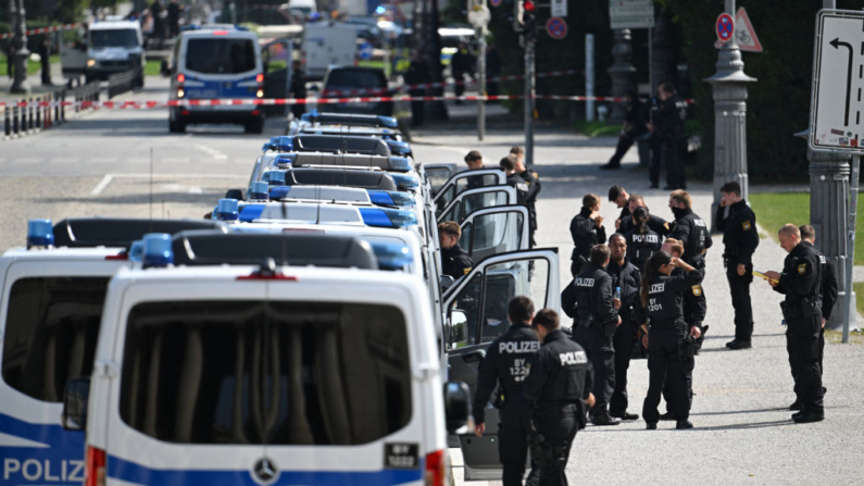 Agentes de policía aseguran la zona tras un tiroteo cerca del edificio del Centro de Documentación sobre la Historia del Nacionalsocialismo (NS-Dokumentationszentrum) en Múnich, sur de Alemania, el 5 de septiembre de 2024. La policía alemana informó de que había abatido a un sospechoso en el centro de Múnich el 5 de septiembre, cerca del centro de documentación sobre la época nazi y del consulado israelí (Lukas Barth-Tuttas /AFP via Getty Images)