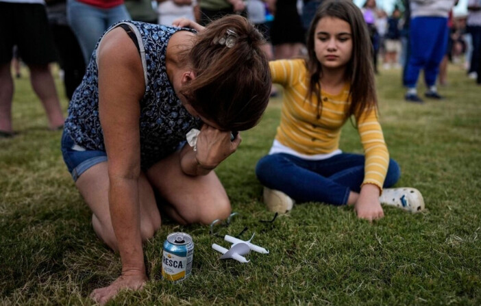 Brandy Rickaba y su hija Emilie rezan durante una vigilia con velas por los estudiantes y profesores asesinados en el instituto Apalachee de Winder, Georgia, el 4 de septiembre de 2024. (Mike Stewart/Foto AP).
