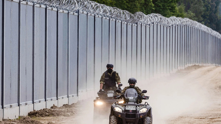 Guardias fronterizos patrullan en quads a lo largo del muro fronterizo en la frontera polaco-bielorrusa en el noreste de Polonia el 8 de junio de 2022. (Wojtek Radwanski/AFP vía Getty Images)
