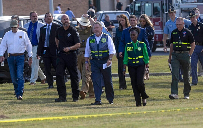 Agentes del orden llegan para dar una conferencia de prensa en las afueras de la escuela secundaria Apalachee, en Winder, Georgia, el 4 de septiembre de 2024. (Christian Monterrosa/AFP vía Getty Images)
