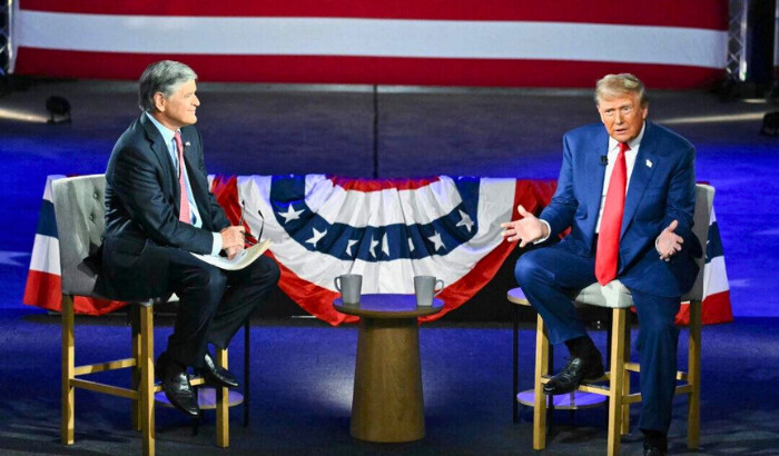 El expresidente y candidato presidencial republicano Donald Trump (R) participa en una reunión pública moderada por el locutor de Fox News, Sean Hannity, en el New Holland Arena en Harrisburg, Pensilvania, el 4 de septiembre de 2024. (Mandel Ngan/AFP vía Getty Images)