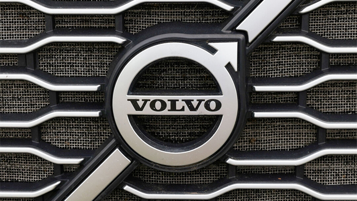 El logotipo de Volvo se ve en un camión a la venta en Linden, Nueva Jersey, el 23 de mayo de 2022. (Andrew Kelly/Reuters)
