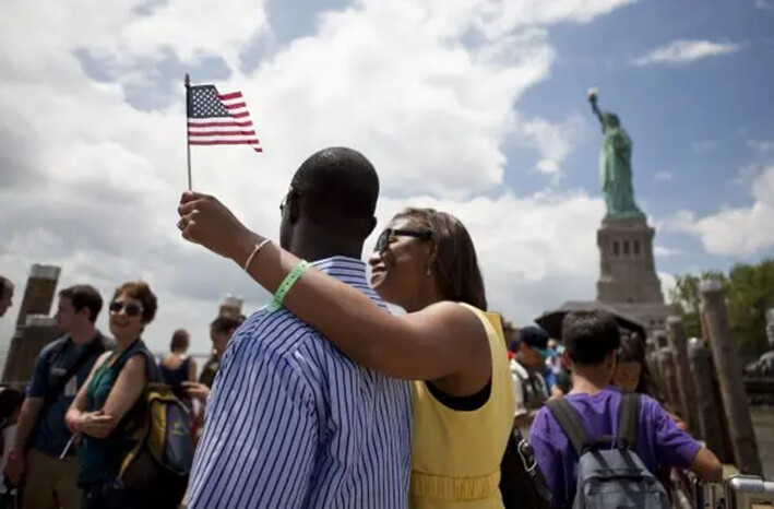 Visitantes en la Isla de la Libertad, el 4 de julio de 2013. (Samira Bouaou/The Epoch Times)