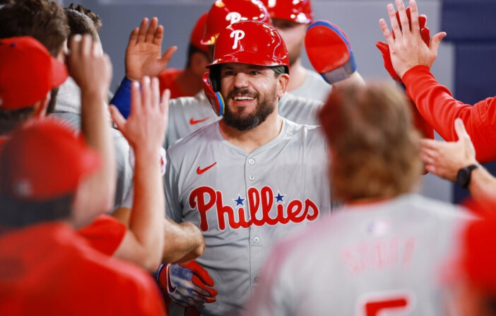 Kyle Schwarber #12 de los Philadelphia Phillies celebra su tercer jonrón del partido en la novena entrada contra los Toronto Blue Jays en el Rogers Centre en Toronto, Ontario, Canadá el 3 de septiembre de 2024. (Vaughn Ridley/Getty Images). 
