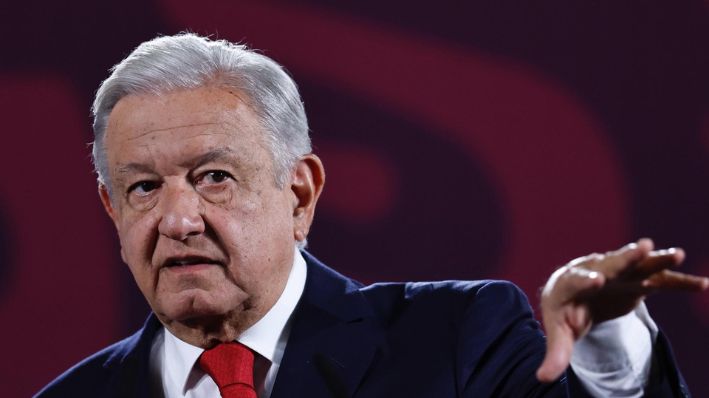 El presidente de México, Andrés Manuel López Obrador, habla durante su rueda de prensa matutina en Palacio Nacional de la Ciudad de México, México, el 5 de septiembre de 2024. (EFE/ Sáshenka Gutiérrez)