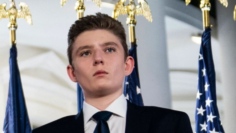 Barron Trump en el jardín sur de la Casa Blanca en Washington el 27 de agosto de 2020. (Evan Vucci/AP Photo)