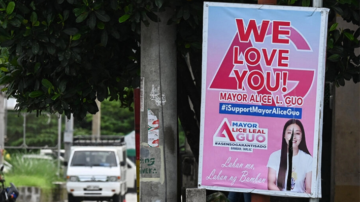 Un cartel muestra el apoyo a la alcaldesa de Bamban, Alice Leal Guo, en Bamban, una provincia de Tarlac, Filipinas, el 19 de julio de 2024. (Jam Sta Rosa/AFP vía Getty Images)
