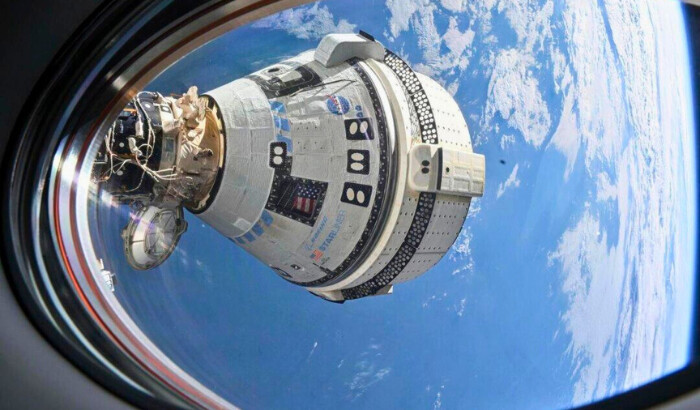 La nave espacial Starliner de Boeing, que lanzó a los astronautas Butch Wilmore y Suni Williams a la Estación Espacial Internacional, se acopló al puerto delantero del módulo Harmony el 3 de julio de 2024, vista desde una ventana de la nave espacial Dragon Endeavour de SpaceX acoplada al puerto adyacente. (NASA vía AP)