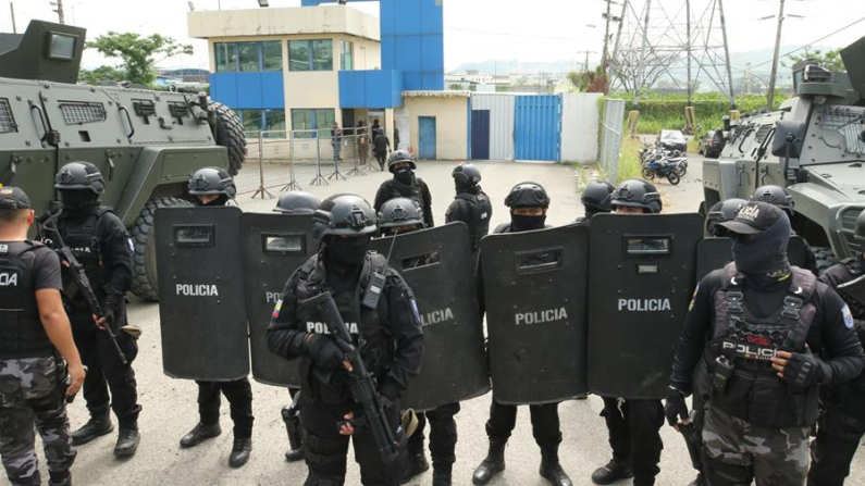 Fotografía de archivo del 6 de abril de 2024 de agentes de la Policía que vigilan el operativo de llegada del exvicepresidente ecuatoriano Jorge Glas a la cárcel 'La Roca', en Guayaquil (Ecuador). EFE/ Jonathan Miranda