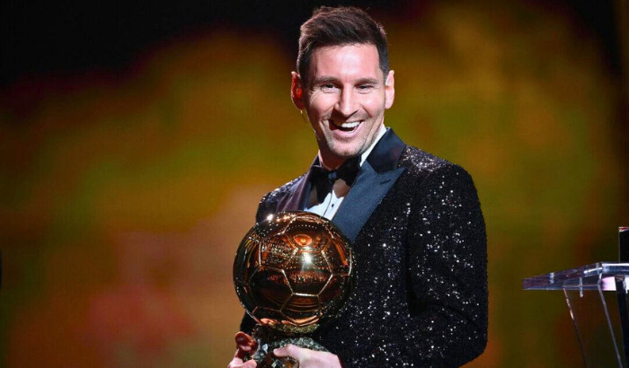 El delantero argentino Lionel Messi recibe el Balón de Oro durante la ceremonia de entrega del Balón de Oro de Francia 2021 en el Théâtre du Châtelet de París el 29 de noviembre de 2021. (Franck Fife/AFP vía Getty Images)