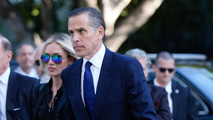 Hunter Biden (D) y su esposa, Melissa Cohen Biden, llegan a la corte federal para la selección del jurado para su juicio por delitos fiscales en Los Ángeles el 5 de septiembre de 2024. (Jae C. Hong/Foto AP)
