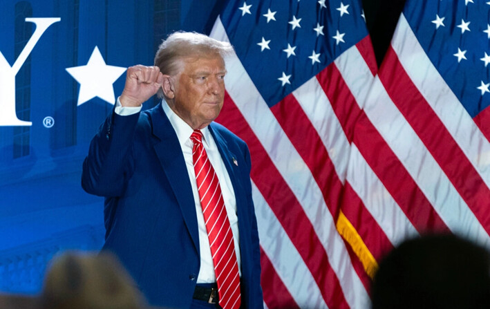 El expresidente Donald Trump, candidato presidencial republicano, hace un gesto durante un evento en Washington, el 30 de agosto de 2024. (Jose Luis Magana/AP Photo)