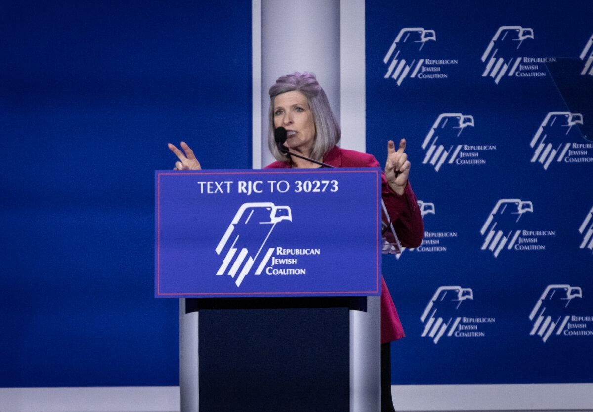 La representante Joni Ernst (R-Iowa) habla con la Coalición Judía Republicana en Las Vegas el 4 de septiembre de 2024. (John Fredricks/The Epoch Times)