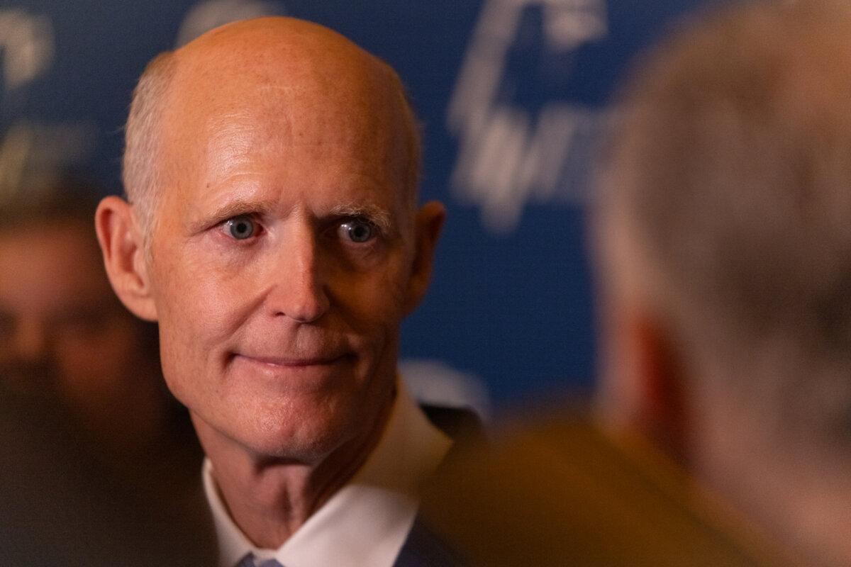 El representante Rick Scott (R-FL) habla con la Coalición Judía Republicana en Las Vegas el 4 de septiembre de 2024. (John Fredricks/The Epoch Times)