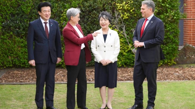 (I-D) El ministro de Defensa japonés, Minoru Kihara; la ministra de Asuntos Exteriores australiana, Penny Wong; la ministra de Asuntos Exteriores japonesa, Yoko Kamikawa; y el ministro de Defensa australiano, Richard Marles; posan para una foto en Queenscliff, Australia, el 5 de septiembre de 2024. (Joel Carrett/AAP Image vía AP)