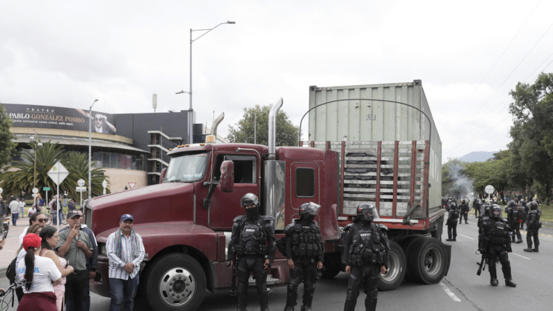 Integrantes de la policía antidisturbios llegan para dispersar bloqueos durante una manifestación de transportadores este jueves en Bogotá, Colombia. EFE/ Carlos Ortega