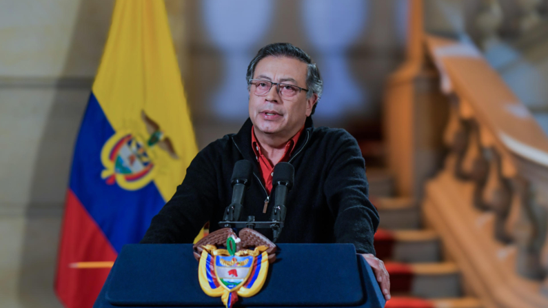 Fotografía cedida por la presidencia de Colombia que muestra al mandatario colombiano, Gustavo Petro, mientras habla durante una alocución televisada en Bogotá, Colombia. EFE/ Presidencia de Colombia