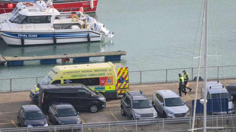 Un equipo de ambulancia camina hacia su vehículo después de una misión de rescate en el Canal de la Mancha el 14 de diciembre de 2022 en Dover, Inglaterra. (Leon Neal/Getty Images)