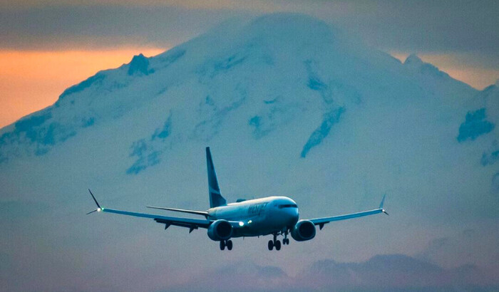 El Monte Baker en Washington se ve a lo lejos cuando un avión Boeing 737 Max de WestJet Airlines llega al Aeropuerto Internacional de Vancouver en Richmond, B.C., el 21 de enero de 2021. (Darryl Dyck/La Prensa Canadiense)