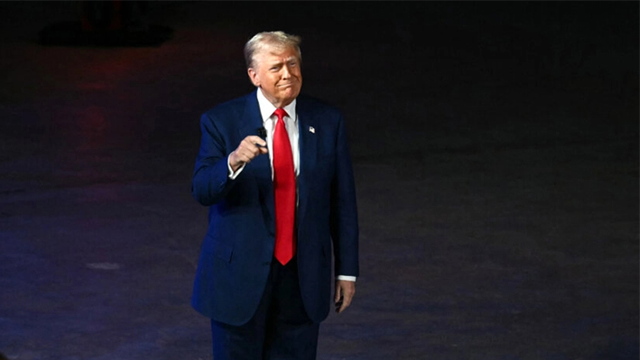 El expresidente Donald Trump hace un gesto a sus partidarios tras un ayuntamiento moderado por el locutor de Fox News Sean Hannity en el New Holland Arena de Harrisburg, Pensilvania, el 4 de septiembre de 2024. (Mandel Ngan/AFP vía Getty Images)
