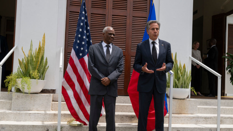 El secretario de Estado de Estados Unidos, Antony Blinken, y el coordinador del Consejo Presidencial de Transición de Haití, Edgard Leblanc Fils (i), ofrecen una conferencia de prensa en la residencia del jefe de misión de Estados Unidos en Puerto Príncipe, Haití, el 5 de septiembre de 2024. (Roberto Schmidt/POOL/AFP vía Getty Images)