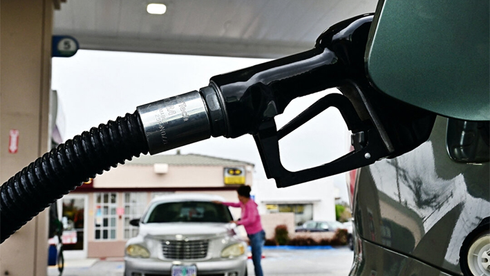 Bombeo de combustible en una gasolinera de Montebello, California, el 15 de mayo de 2024. (Frederic J. Brown/AFP vía Getty Images)
