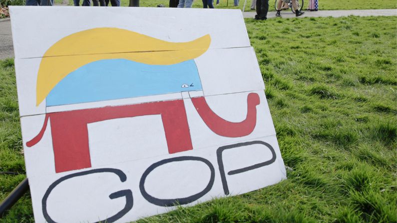 Un logo del elefante del Partido Republicano con el cabello del presidente Donald Trump se muestra durante una manifestación contra la orden de permanecer en casa en el Capitolio estatal de Olympia, Washington, el 19 de abril de 2020. (JASON REDMOND/AFP via Getty Images)