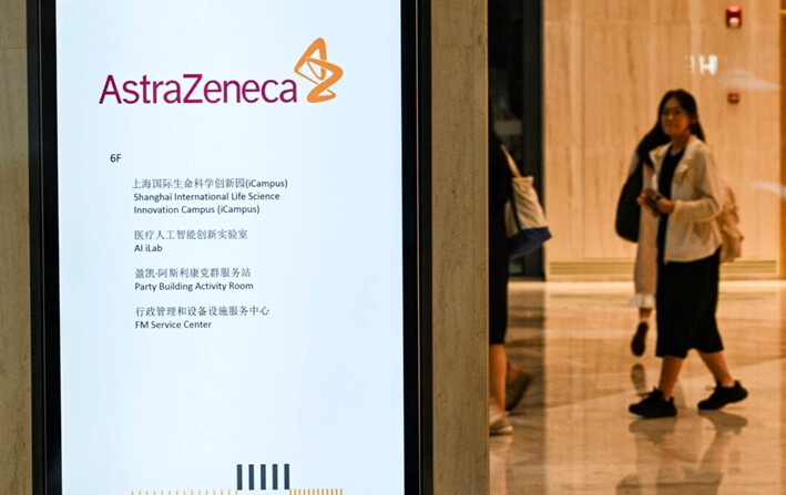 La gente camina en el área de acceso a la oficina de AstraZeneca en Shanghái, China, el 5 de septiembre de 2024. (Hector Retamal/AFP vía Getty Images)