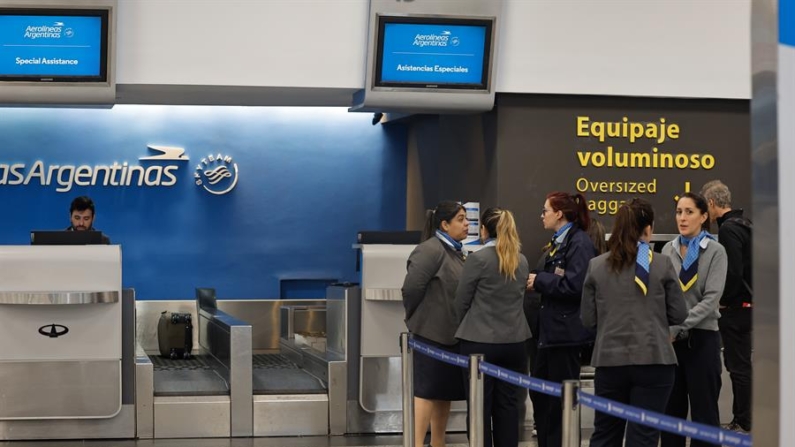 Trabajadores de aerolíneas argentinas hablan el 29 de agosto de 2024 en el aeroparque de la Ciudad de Buenos Aires (Argentina). EFE/ Juan Ignacio Roncoroni