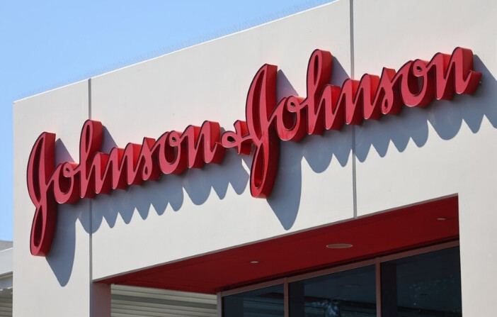 El logotipo de Johnson&Johnson se muestra en las oficinas de la empresa en Irvine, California, el 17 de octubre de 2023. (Mario Tama/Getty Images). 
