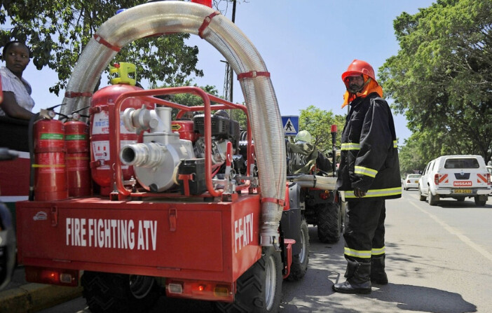 En esta imagen de archivo, un bombero junto a un vehículo todoterreno de extinción de incendios en Nairobi, Kenia, el 11 de diciembre de 2012. (Tony Karumba/AFP vía Getty Images).