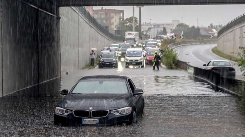 Coches bloqueados en las calles inundadas de Milán, al norte de Italia, jueves 5 de septiembre de 2024. (Claudio Furlan/LaPresse vía AP). 