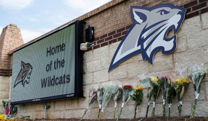 Flores en el letrero de la Escuela Secundaria Apalachee el día después de un tiroteo fatal que dejó cuatro muertos en Winder, Georgia, el 5 de septiembre de 2024. (Elijah Nouvelage/Reuters）