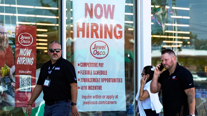 Un cartel de contratación se muestra en una tienda de comestibles en Deerfield, Illinois, el 25 de julio de 2024. (Nam Y. Huh, Archivo/Foto AP)
